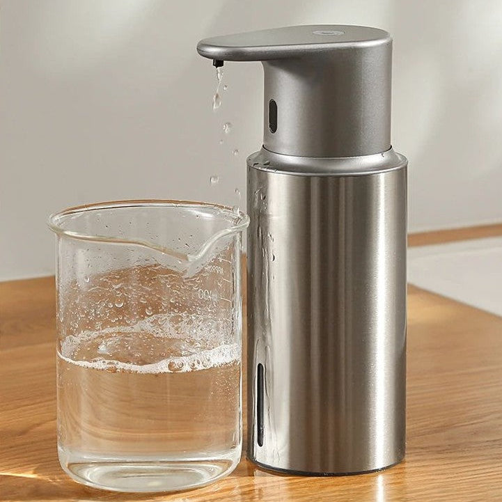 distributeur_savon_automatique_gris_coule-dans_becher