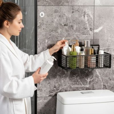 femme-choisit-shampoing-dans-etagere-salle-de-bain