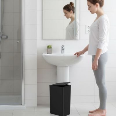 femme-place-poubelle-de-salle-de-bain-biny-noire-sous-levier