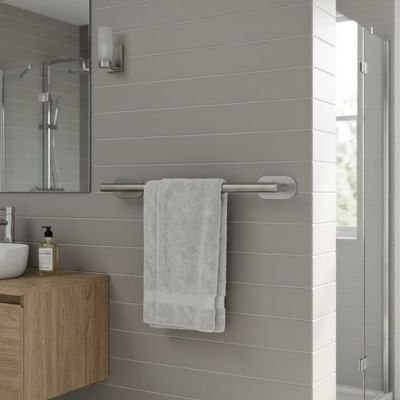 porte-serviette-gris-avec-serviette-blanche