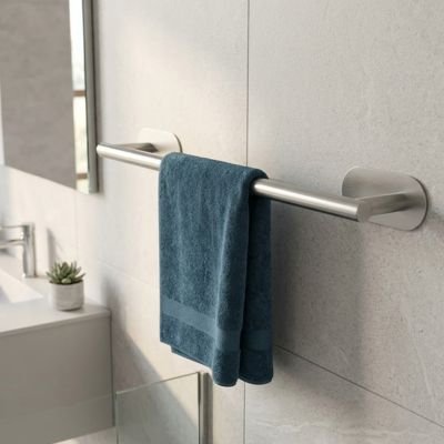 porte-serviette-gris-portant-serviette-bleue