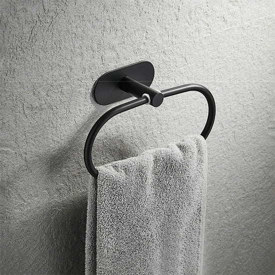 porte-serviette-le-halo-noir-avec-serviette blanche