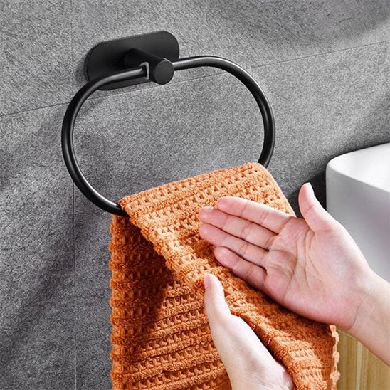 porte-serviette-le-halo-noir-avec-serviette orange-et-main