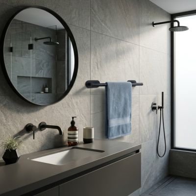 porte-serviette-noir-avec-serviette-bleue-dans-salle-de-bain