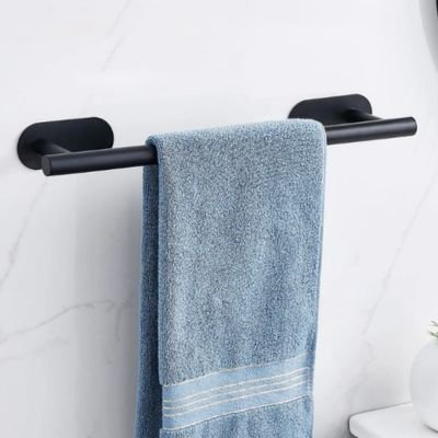 porte-serviette-noir-avec-serviette-bleue