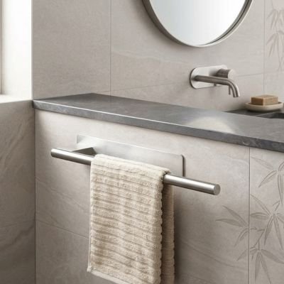 porte-serviette-salle-de-bain-gris-metalise-avec-serviette-beige