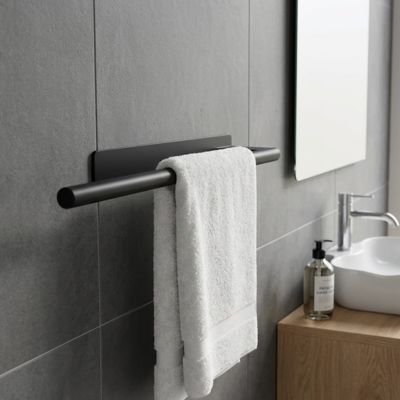 porte-serviette-salle-de-bain-noir-avec-serviette-blanche