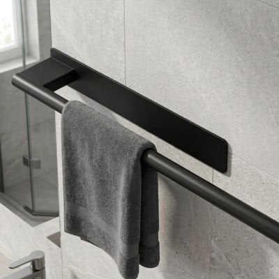 porte-serviette-salle-de-bain-noir-avec-serviette-noire