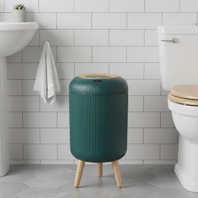 poubelle-pour-salle-de-bain-altos-stria-verte-a-cote-toilettes