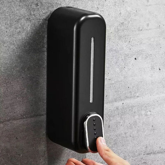 utilisation-distributeur-de-savon-mural-vertisoap-noir-au-mur